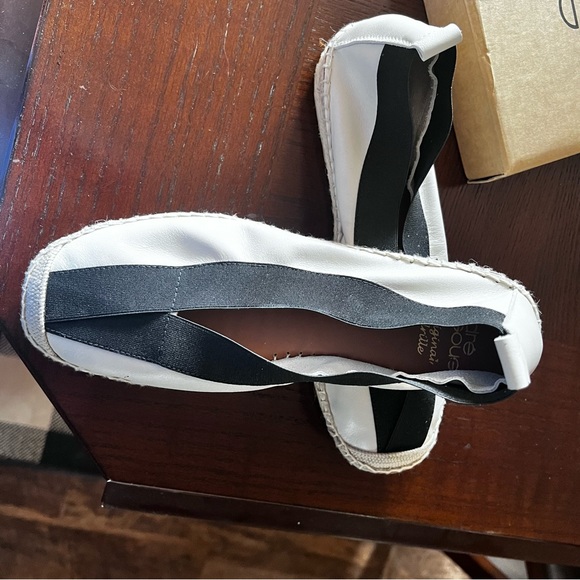 NWT Andre’ Assous white/black shoes. Size 10 - Picture 3 of 4